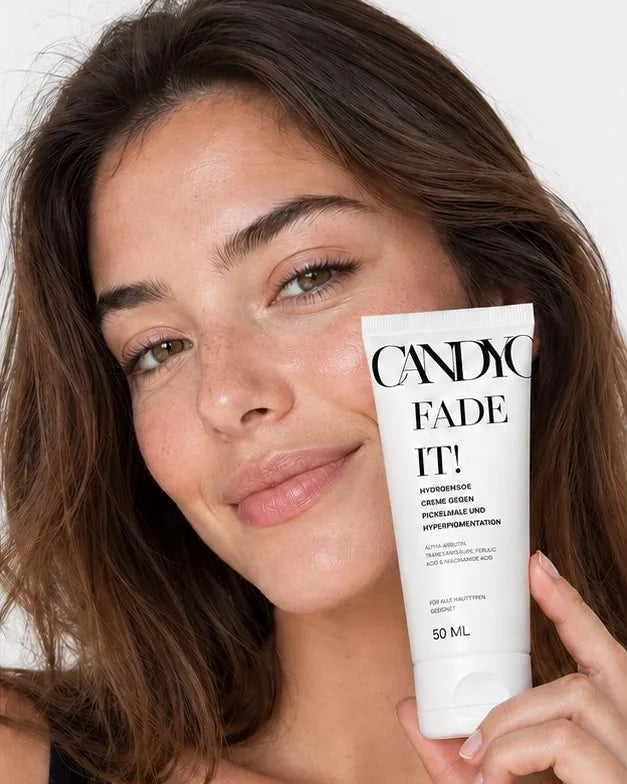 Junge Frau hält die Fade It! Creme neben ihr Gesicht